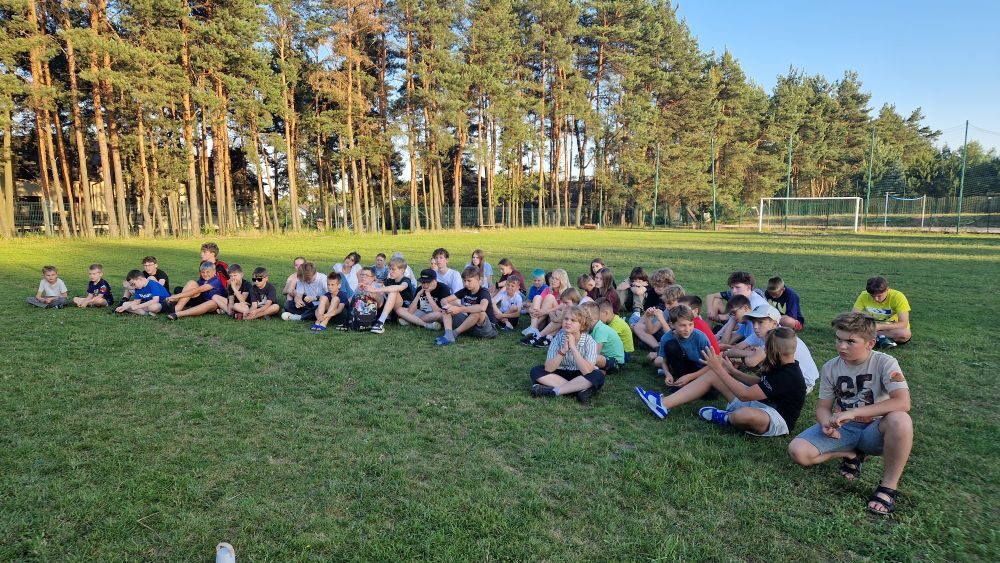 Grupa uczestników obozu z wychowawcą